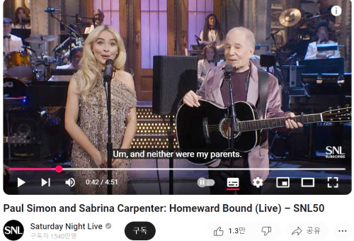 미국 SNL에 출연한 가수 사브리나 카펜터(왼쪽)와 폴 사이먼(오른쪽)   [SNL 유튜브 게시물 캡처. 재판매 및 DB 금지]
