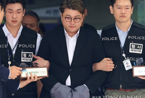 호송차 향하는 김호중  음주 뺑소니 혐의를 받는 가수 김호중이 24일 구속 전 피의자 심문(영장실질심사)을 마친 뒤 서울 서초구 서울중앙지법을 나와 호송차로 향하고 있다