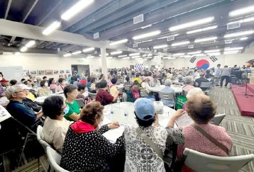차고 넘친 참석자들로 인해 의자 부족사태까지 빚어졌다. 