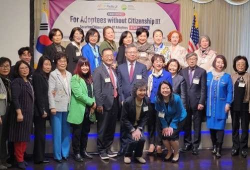 KOWIN관계자들과 김영완 LA 총영사, 최석호 가주 주상원의원이 행사 후 기념촬영을하고 있다.                     KOWIN 제공 