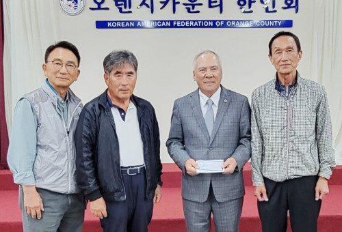 재정난으로 비롯한 건물매각 논란에 휩싸였던 OC한인회관을 둘러싼 갈등이 드디어 봉합세로 돌아섰다. OC지역 독지가가 드디어 직접 나서 마무리한 결과로 전대 회장단들은 물론 지역 대부분인사들이 적극 지지하는 모양새다. 사진은 40여만불의 부채가 모두 정리될때까지 지원하기로 한 지원금을 전달 받고 기념 촬영을 하고 있다. 왼쪽부터 최광진 OC상우회장, 권석대 전한인회장 겸 현 한인회관 관리위원, OC한인회 현 조봉남회장, 김복원 전OC한인상공회의소 회장 (OC한인회 제공)
