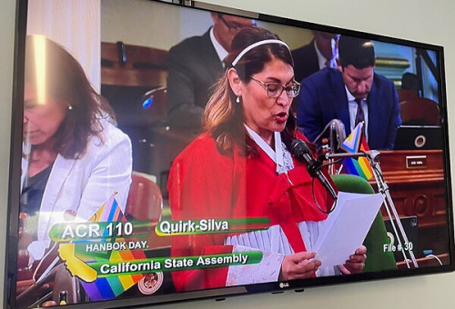 직접 한복을 입고 \"한복의 날 (ACR 110)\"을 발의하고 있는 샤론 쿼크-실바 하원의원.
