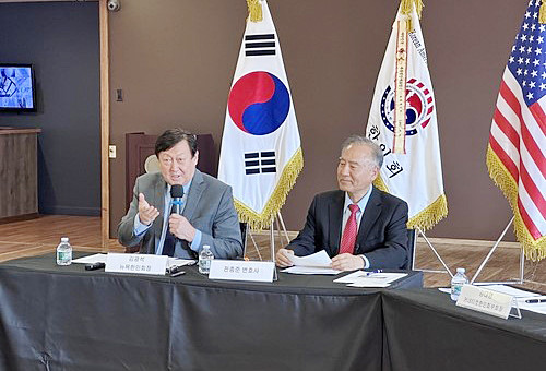 김광석 미국 뉴욕한인회장(왼쪽)이 9일(현지시간) 뉴욕 맨해튼 뉴욕한인회 사무소에서 기자회견을 열고 국적법 개정을 촉구하고 있다. 