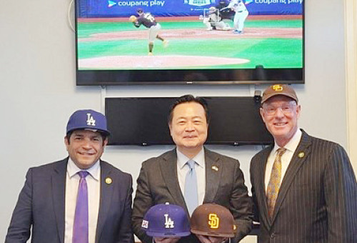 조현동 주미대사(가운데)는 21일 미 의회 캐논 빌딩 내 지미 고메즈 의원실에서 고메즈 의원(좌), 스캇 피터스 의원과 함께 서울에서 열린 미국프로야구(MLB) LA다저스와 샌디에이고 파드리스의 경기를 시청하며 포즈를 취하고 있다.  [사진제공 주미대사관]