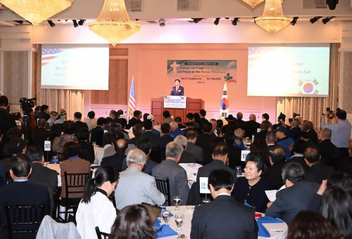 미국 뉴저지에서 열린 \\'한미동맹 강화와 한반도 평화를 위한 한미 지도자 기도회\\'에서 이영훈 목사가 주제 강연을 하고 있다.                                                     (여의도순복음교회 제공) 