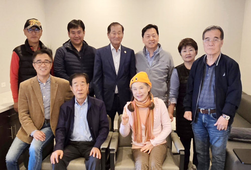 한미재향군인회가 주최하는 골프대회를 준비하면서 관계자들이 기념 촬영을 하고 있다. 앞줄 왼쪽부터 신용집사, 김영수장로, 오미애 재무, 뒤줄 왼족 두번째 엘도라도골프코스 안매니저, 한 사람 건너 대회장인 김현석목사이다. 