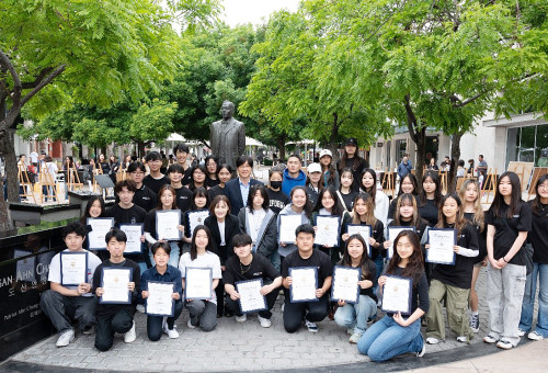 제1회 미주도산아나창호미술공모전 수상다들과 관계자들이 안창호선생 동상앞에서 기념촬영을 하고 있다.  (3750 Main St. Riverside CA 92501)