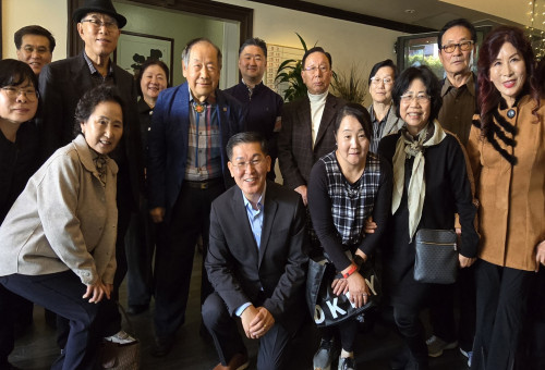 실로암미주후원회가 2025년 새임원진을 세우고 기념촬영을 하고 있다. 아래 가운데가 신임회장 용장용목사(LW커뮤니티교회 담임), 그 뒤에 홍춘만목사(실로암미주 후원회 이사장), 뒷줄 왼쪽 끝이 수석부회장 김신목사(주향교회 담임)등 임원 및 이사회원들과 함께.