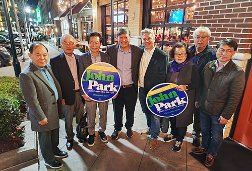 지난 5일(현지시간) 미국 조지아주 브룩헤이븐시 시장 선거 결선 투표에서 한국계 미국인 존 박(한국명 박현종) 브룩헤이븐시 전 시의원이 아시아계로는 처음으로 시장에 당선됐다. 박 당선인(왼쪽 네번째)이 지지자들과 함께 기뻐하고 있다.