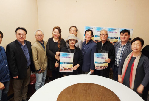 전도회연합회(회장 신용, 왼쪽 끝) 36차 연합합창제를 위한 참가단체 지휘자 및 단장 준비모임을 마치고 기념촬영을 하고 있다. 가운데 모자쓴이가 행사 사회를 맡은 홍보위원장 방송인 윤우경권사, 왼쪽 두번째가 음악감독 김미선교수다. 이번 연합합창제는 팬데믹 기간동안 중단됐던 행사의 부활을 알리면서 은혜한인교회에서 오는 6월2일 주일 오후 6시에 개최된다. 