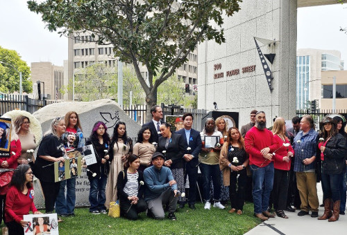 오렌지카운티 지방검찰청 주최로 열린 2024년 OC지역 범죄피해자 권리 기념식에 피해자 가족 및 경찰, 쉐리프, 검찰청 관계자 등 약 200여명이 모인 가운데 엄수됐다. KCCC사무총장 (중앙) 샘신목사(샘커뮤니티교회 시무, 남가주교협수석부회장)는 한인교계 인사로 초청되어 축사와 함께 축도의 순서를 맡았다. 가운데 뒷줄에 검찰청장 Todd Spitzer 이 모든 행사를 마치고 피해자 가족들과 함께 기념촬영을 하고 있다. (photo by People&Society) 