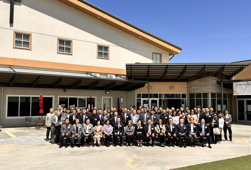 2025년 “장학금 전달식 및 소형 교회 목회자 후원과 소형 교회 목회자를 위한 영적세미나”를 마치고 참가자와 강사 등이 함께 단체 사진을 찍고 있다,
