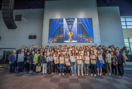 효사랑선교회가 주관한 제11회 청소년 정체성 찾기 효글짓기 그림 공모전 시상식이 지난 20일 은혜한인교회 친교실에서 약 150여명의 관계자들이 참석한 가운데 성황리에 진행됐다. (효사랑선교회 제공)