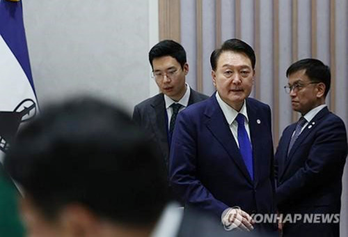 정상회담 자리로 향하는 윤석열 대통령