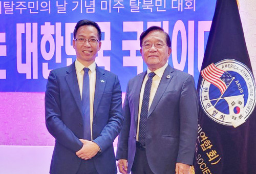 '미주 탈북민대회' 참석한 김영길 한미연합회 총회장(오른쪽)과 탈북민 티모시 조.        [한미연합회 제공. 재판매 및 DB 금지]