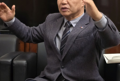 글로벌선진학교 이사장 남진석 목사가 사역을 설명하고 있다. 