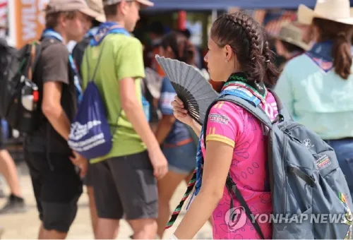 2023 새만금 세계스카우트잼버리 개막 나흘째인 4일 전북 부안군 하서면 야영장 '델타구역'에서 스카우트 대원들이 주변을 구경하고 있다.
