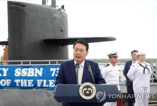 윤석열 대통령이 19일 부산 남구 해군작전사령부 부산작전기지에 입항한 미국의 오하이오급 핵추진 탄도유도탄 잠수함(SSBN) 켄터키함(SSBN-737) 앞에서 격려사를 하고 있다.  
2023.7.19 [대통령실통신사진기자단] 