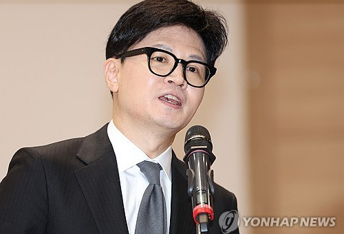 국민의 힘 한동훈 대표가 19일 오후 서울 여의도 국회 의원회관에서 열린 '세계역사주도 초일류국가 어떻게 만들 것인가?' 특별 강연회에서 축사를 하고 있다. 