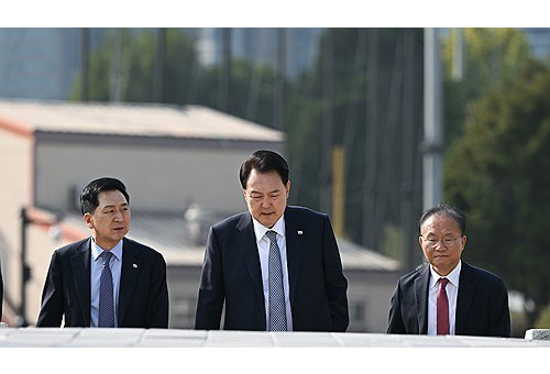 윤석열 대통령이 18일 서울 용산 대통령실 청사에서 국민의힘 김기현 대표, 윤재옥 원내대표, 유의동 정책위의장, 이만희 사무총장 등 당 지도부와 오찬 회동을 마친 뒤 용산어린이정원을 산책하고 있다.                                      (대통령실 제공]