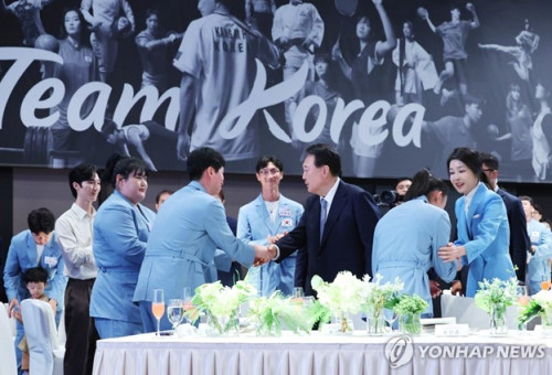 윤석열 대통령과 김건희 여사가 22일 서울 한 호텔에서 열린 '2024 파리올림픽 선수단 격려 행사'에서 역도 박혜정 선수, 복싱 한순철 코치, 스포츠클라이밍 서채현 선수 등과 인사하고 있다. 