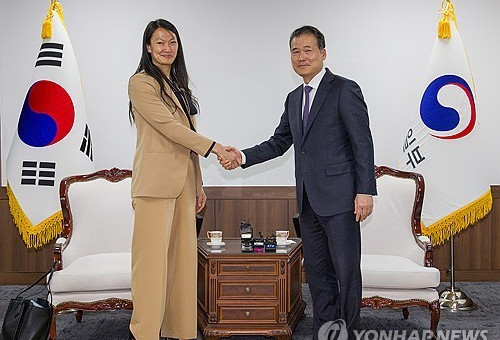 줄리 터너 미 북한 인권 특사 통일부 방문 김영호 통일부 장관(오른쪽)과 줄리 터너 미 국무부 북한 인권 특사가 17일 오후 서울 종로구 정부서울청사에서 만나 악수하고 있다