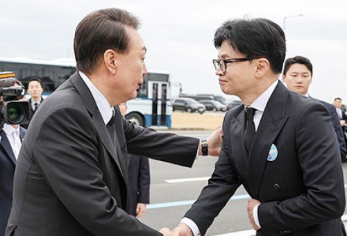 한동훈 비대위원장 어깨 두드려 주는 윤석열 대통령