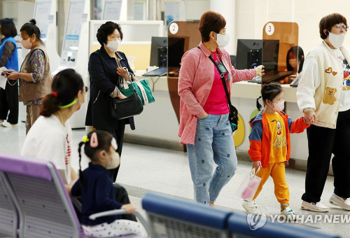 '진료받으러 가는 길'                                  (연합뉴스) 