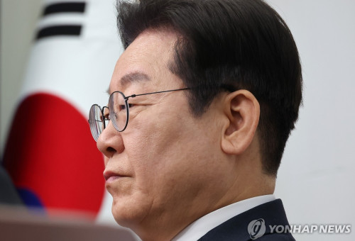 더불어민주당 이재명 대표가 12일 서울 여의도 국회에서 열린 최고위원회의에 참석, 박찬대 원내대표의 발언을 듣고 있다. 