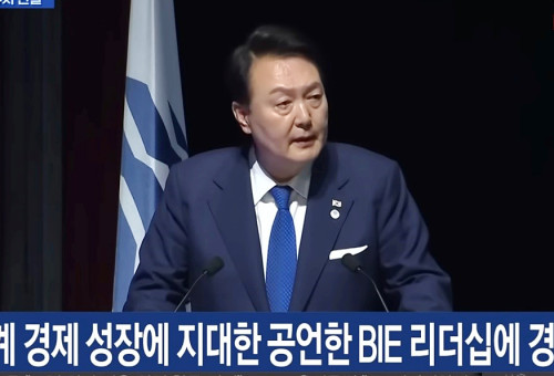 2030 세계박람회 부산 유치 활동 지원을 위해 프랑스를 방문 중인 윤석열 대통령이 20일파리 이시레몰리노에서 열린 제172차 국제박람회기구(BIE) 총회에서 4차 경쟁 프레젠테이션(PT)을 하고 있다. (연합뉴스 영상 캡쳐)