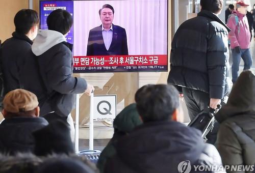 고위공직자범죄수사처(공수처)와 경찰이 윤석열 대통령에 대한 2차 체포영장 집행에 나선 15일 오전 서울역에서 시민들이 관련 뉴스를 보고 있다. 