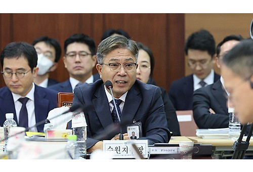 17일 오전 서울 서초구 서울고등검찰청에서 열린 국회 법제사법위원회의 서울중앙지검 등 11개 검찰청에 대한 국정감사. 신봉수 수원지검장이 더불어민주당 김의겸 위원의 질의에 답하고 있다.