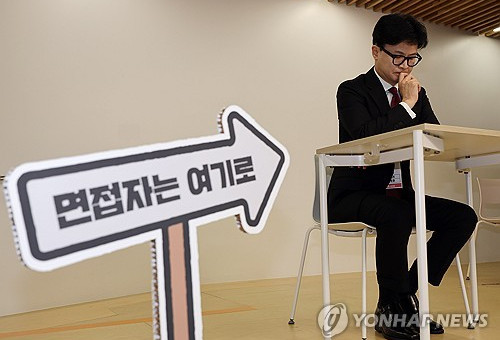 국민의힘 한동훈 대표가 27일 오후 서울 성동구 성수동 인근에서 열린 '역면접x국민의힘, 2030이 묻고 정당이 답하다' 행사에서 생각에 잠겨 있다. 