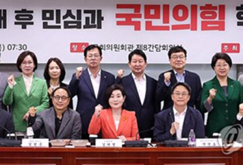 국민의힘 김용태 비상대책위원장(앞줄 왼쪽 세번째)과 참석한 의원들이 19일 서울 여의도 국회 의원회관에서 당의 혁신을 바라는 의원모임 주최로 열린 '대선 패배 후 민심과 국민의힘 혁신방안' 토론회에 앞서 기념 촬영을 하고 있다. 