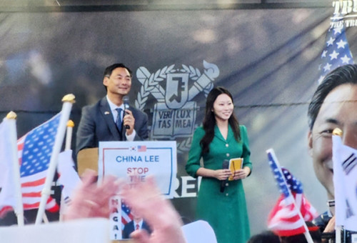 서울대 정문 앞에서 간담회 하는 모스탄 미국 리버티대 교수