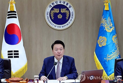 윤석열 대통령이 24일 서울 용산 대통령실 청사에서 열린 국무회의에서 발언하고 있다.              [대통령실통신사진기자단] 