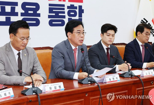 국민의힘 송언석 원내대표가 19일 서울 여의도 국회에서 열린 \"비리백화점 이재명 정부 인사청문회 대책회의\"에서 발언하고 있다