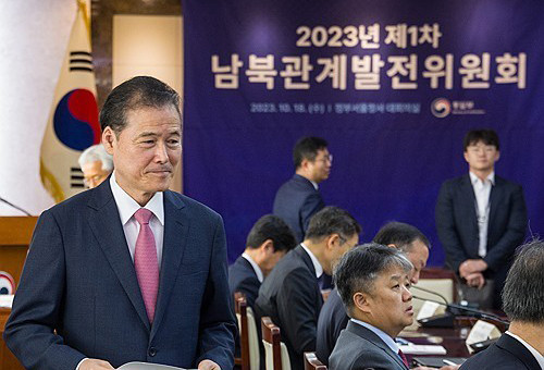 김영호 통일부 장관이 18일 오전 서울 종로구 정부서울청사에서 열린 2023년 1차 남북 관계 발전위원회에 입장하고 있다. 