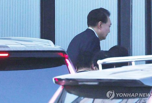 내란 우두머리와 직권남용 권리행사 방해 혐의를 받는 윤석열 대통령이 15일 경기 과천시 정부과천청사 내 고위공직자범죄수사처에 출석하고 있다. 
