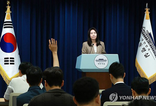 강유정 대통령실 대변인이 18일 서울 용산 대통령실 청사에서 이날 열린 국가안전보장회의(NSC) 및 국무회의 등 현안 브리핑을 마친 뒤 취재진 질문을 받고 있다.