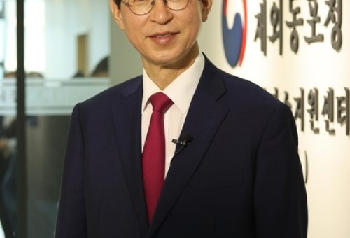 이기철 초대 재외동포청장 서울 광화문 소재 재외동포서비스지원센터를 방문한 이기철 초대 재외동포청장. 