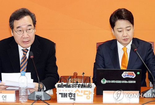 개혁신당 이낙연 공동대표가 19일 국회에서 최고위원회의를 하고 있다. 오른쪽은 이준석 공동대표. 