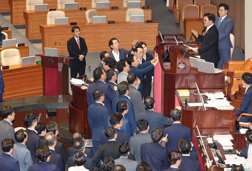 국회 본회의에서 채상병특검법 처리 문제를 둘러싼 필리버스터 종료에 대한 표결이 시작되자 국민의힘 의원들이 우원식 국회의장을 향해 항의하고 있다