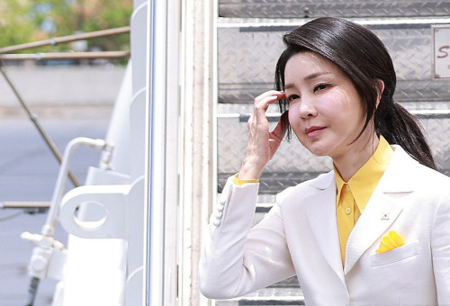 윤석열 대통령과 함께 하와이를 방문한 김건희 여사가 지난 8일, 미국 하와이 히캄 공군기지에 도착해 공군 1호기에서 내린 뒤 하와이 주지사 부부 등 영접 인사를 만나기 위해 이동하고 있다. 