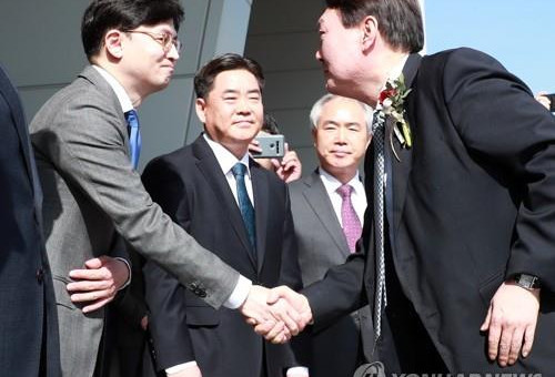 윤석열 대통령 당선인은 13일 한동훈 사법연수원 부원장을 초대 법무부 장관 후보로 발탁했다. 사진은 지난 2020년 2월 13일 당시 윤석열 검찰총장이 한동훈 부산고검 차장검사와 다정하게 인사하는 모습. [연합뉴스 자료사진]