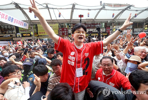 대구서 지원 유세 나선 한동훈 전 국민의힘 대표가 전날 대구 중구 서문시장을 찾아 김문수 대선 후보의 지원 유세를 하고 있다. 
