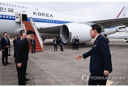 윤석열 대통령이 14일 성남 서울공항에서 31차 아시아태평양경제협력체(APEC) 및 19차 주요 20개국(G20) 정상회의 참석을 위해 출국하며 환송 나온 국민의힘 한동훈 대표에게 악수를 청하고 있다. 