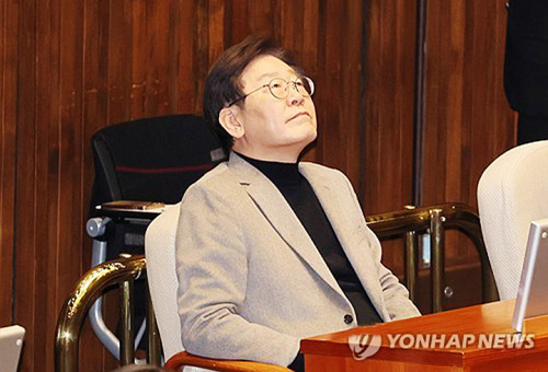 잠시 생각에 잠긴 이재명 대표