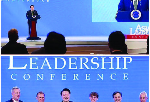 윤석열 대통령이 22일 서울 중구 신라호텔에서 열린 '2024 아시안리더십콘퍼런스 개회식'에 참석해 축사를 하고 있다(위사진), 윤석열 대통령이 22일 서울 중구 신라호텔에서 열린 ‘2024 아시안리더십콘퍼런스 개회식’에서 상봉한 주한미군 유리 크니시브, 알렉산더 크니시브 부자와 기념촬영을 하고 있다. 왼쪽부터 마이클 폼페이오 전 미국 국무부 장관, 케빈 매카시 전 미국 하원의장, 유리 크니시브, 윤 대통령, 알렉산더 크니시브, 론 클레인 미국 바이든 대통령 초대 비서실장, 람 이매뉴얼 주일미국대사.