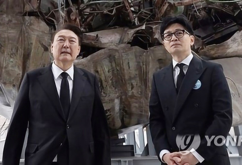 천안함 선체 함께 살펴보는 윤석열 대통령과 한동훈 비대위원장